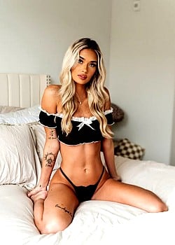 Shania Mae (Model)
